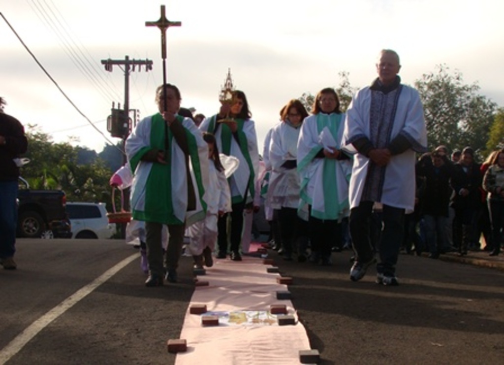 Folha do Oeste - Celebração foi realizada sobre tapetes nas ruas de Cedro