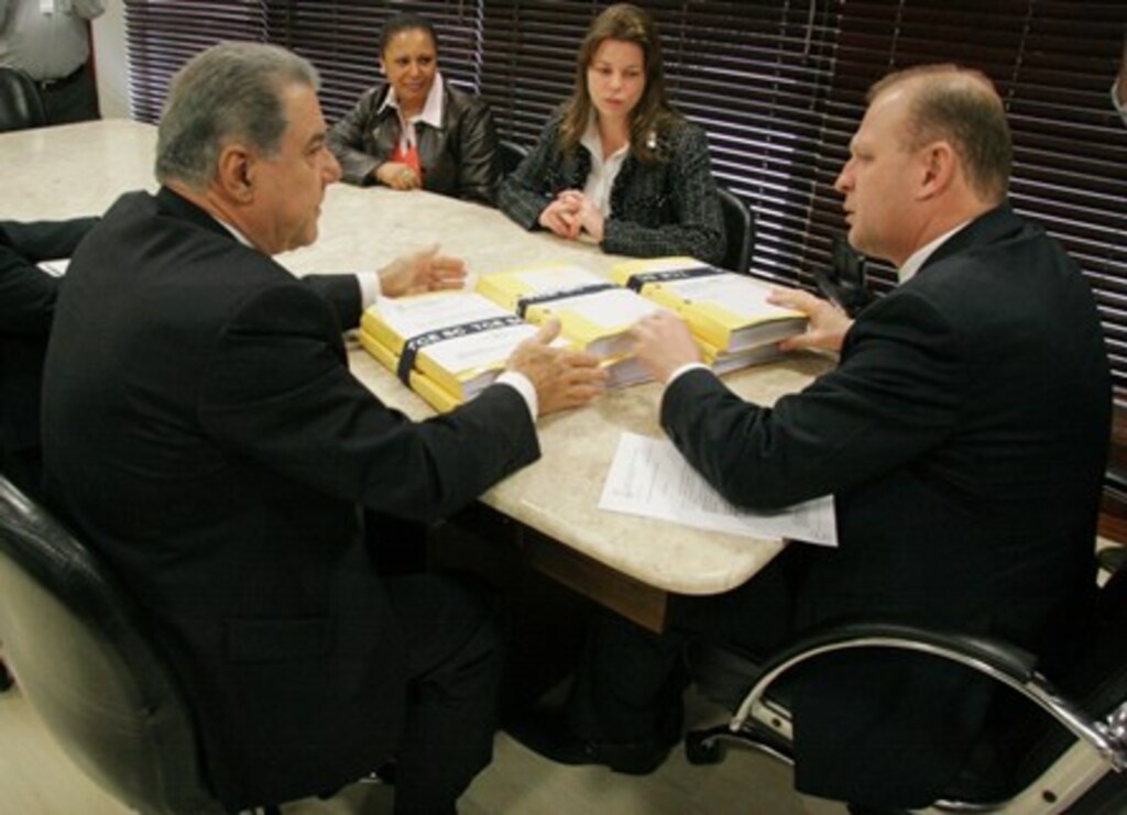 Divulgação - No momento da entrega, presidente do TCE reconheceu que o governo vem se ajustando a cada ano