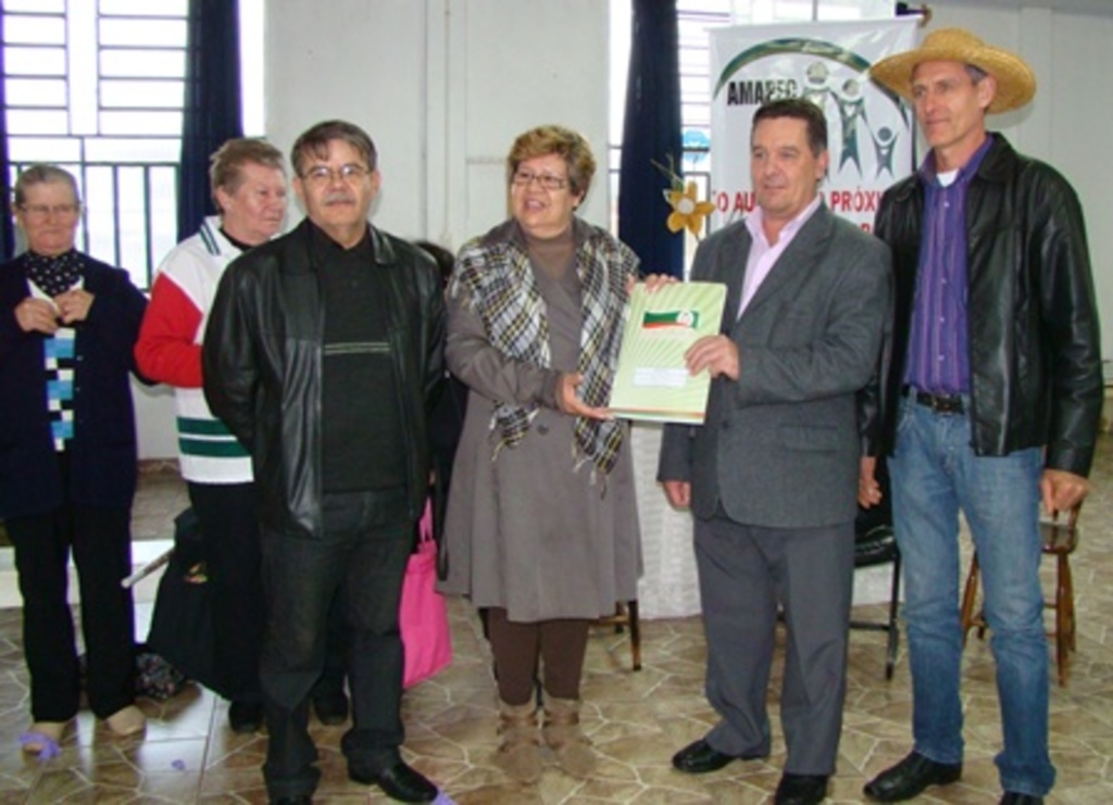 Folha do Oeste - Projeto foi entregue aos representantes da Associação