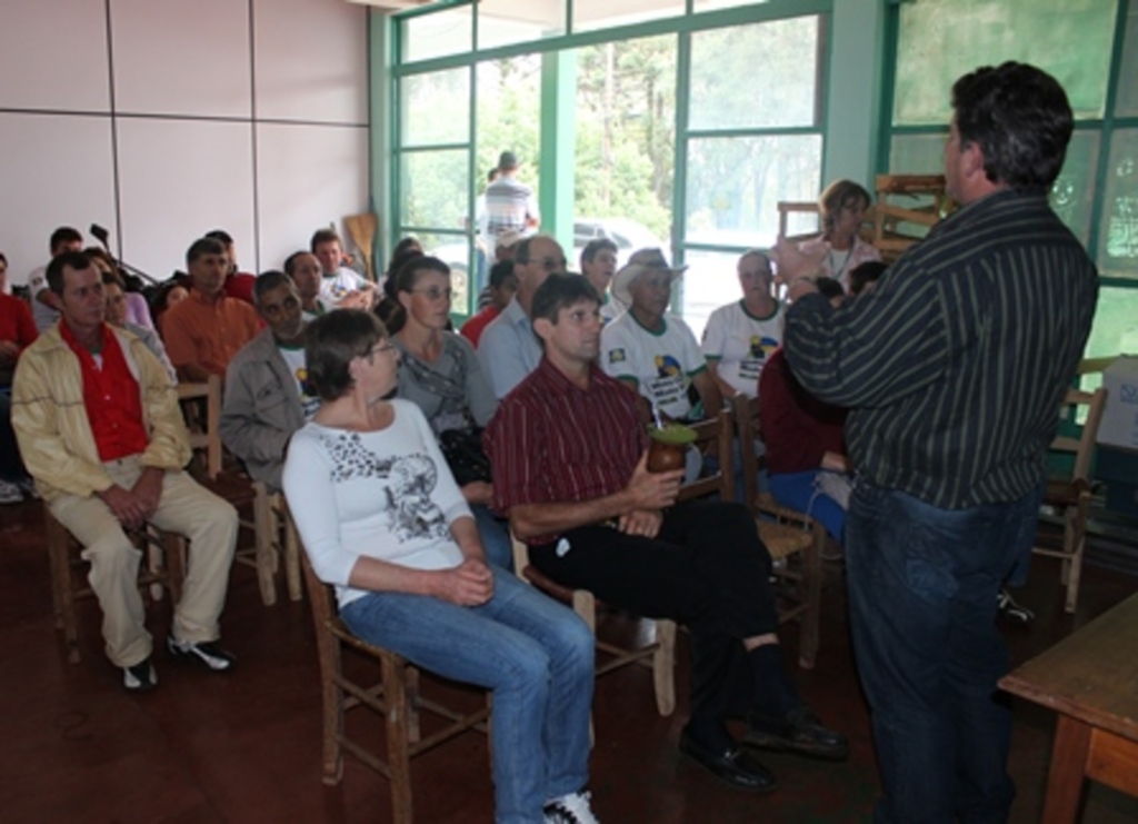 Folha do Oeste - Moura (dir) disse que demanda é grande e momento é de liberar os projetos encalhados e não fazer novos