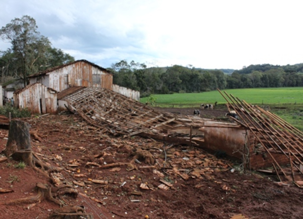 Folha do Oeste - Galpão ficou completamente destruído após tempestade