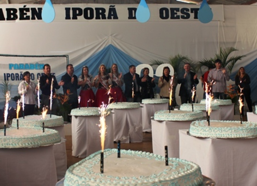 Folha do Oeste - Lideranças e comunidade participaram do corte do bolo. Mais fotos do evento em nossa galeria: http://migre.me/9kyPx