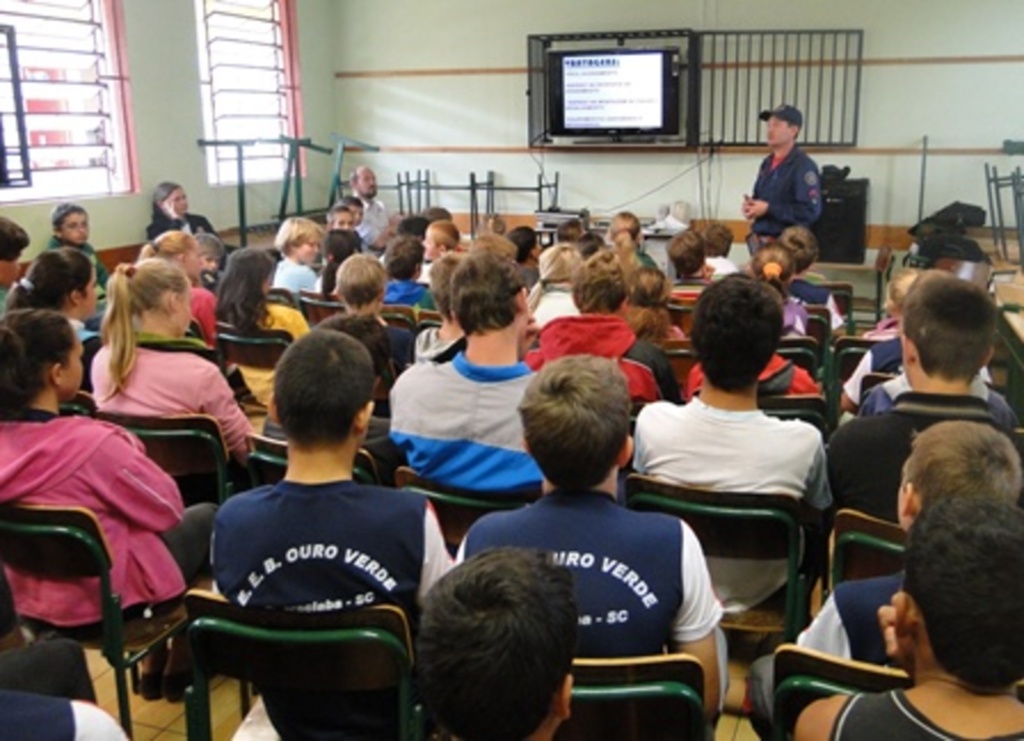 Divulgação - Crianças foram orientadas por pessoas ligadas à Defesa Civil