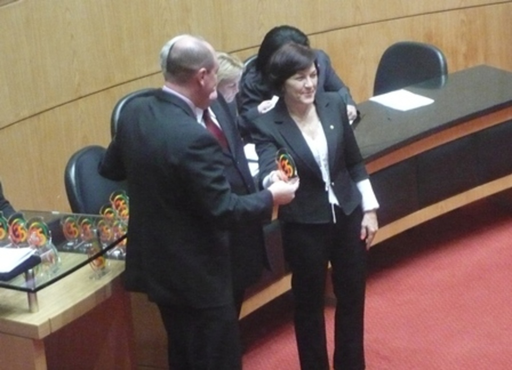 Divulgação - Presidente da Mardeosc recebeu uma placa da Alesc