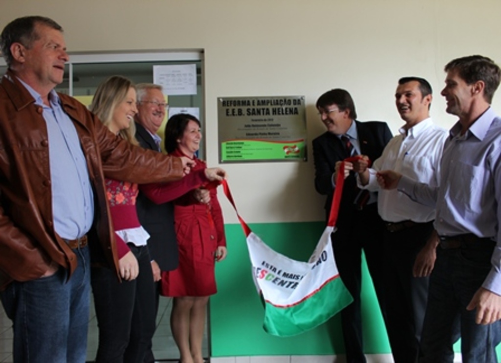 Folha do Oeste - Descerramento da placa de inauguração das obras em Santa Helena