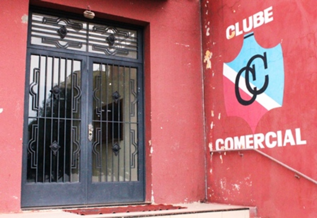 Folha do Oeste - Depois da quase venda em leilão público, a diretoria agora quer abrir as portas do Clube Comercial