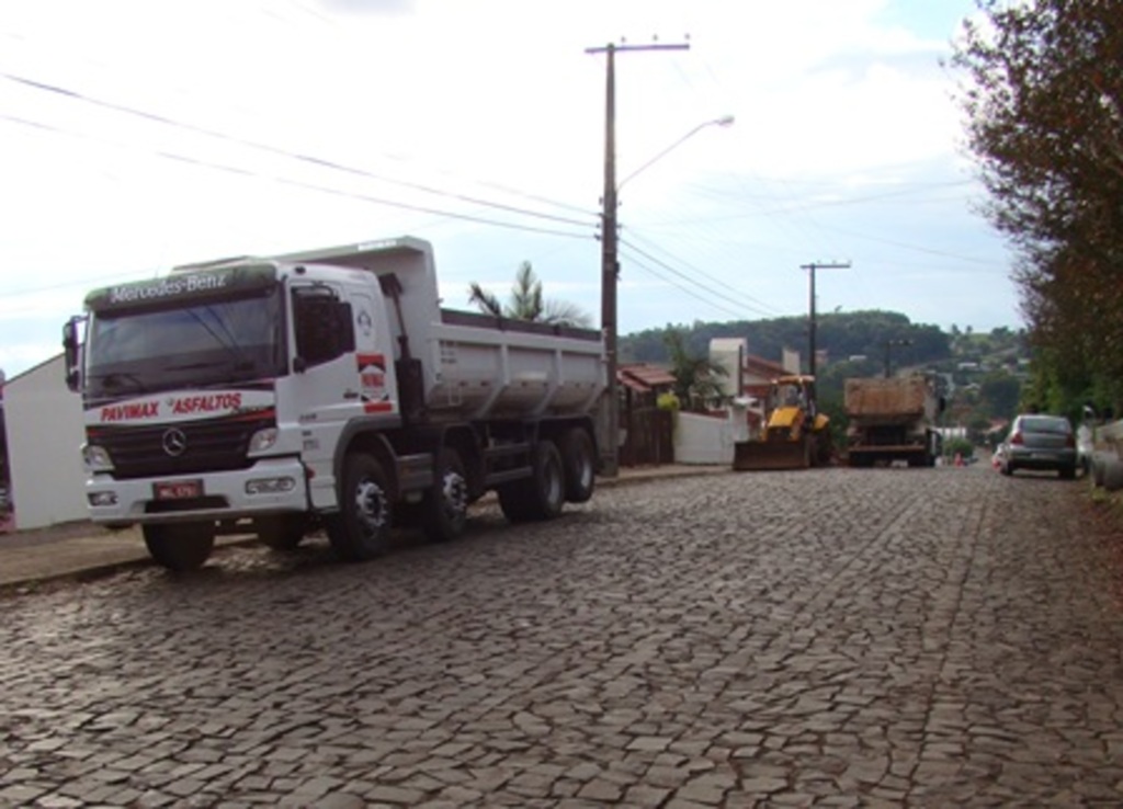 Folha do Oeste - Máquinas já estão trabalhando na Marcílio Dias