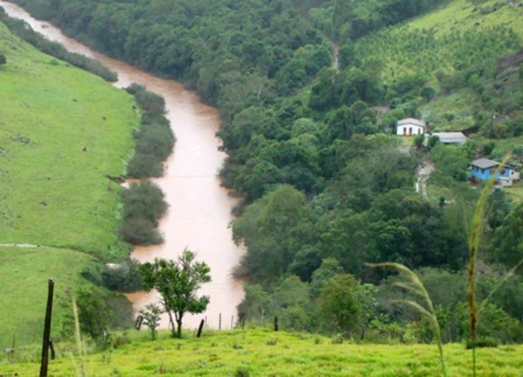 Arquivo/Folha do Oeste - Rio das Flores nasce em Dionísio Cerqueira e deságua no Rio Peperi em Belmonte