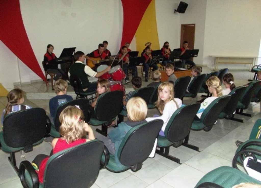 Divulgação - Interação de alunos e componentes da banda