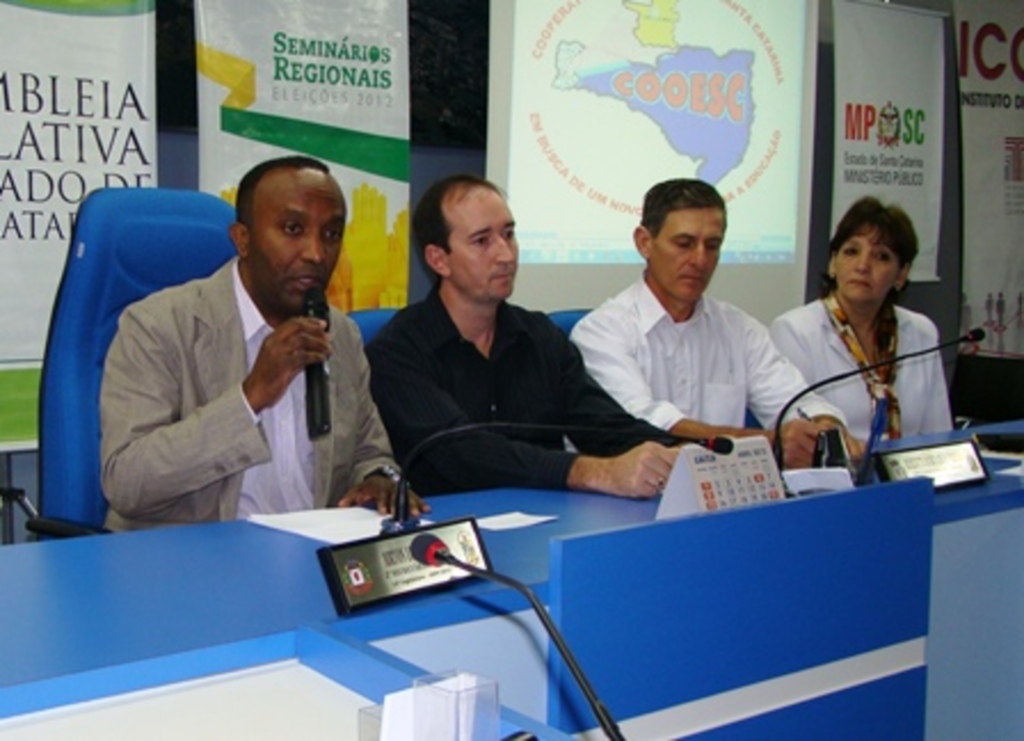 Folha do Oeste - Cinco vereadores participaram da coletiva ontem pela manhã