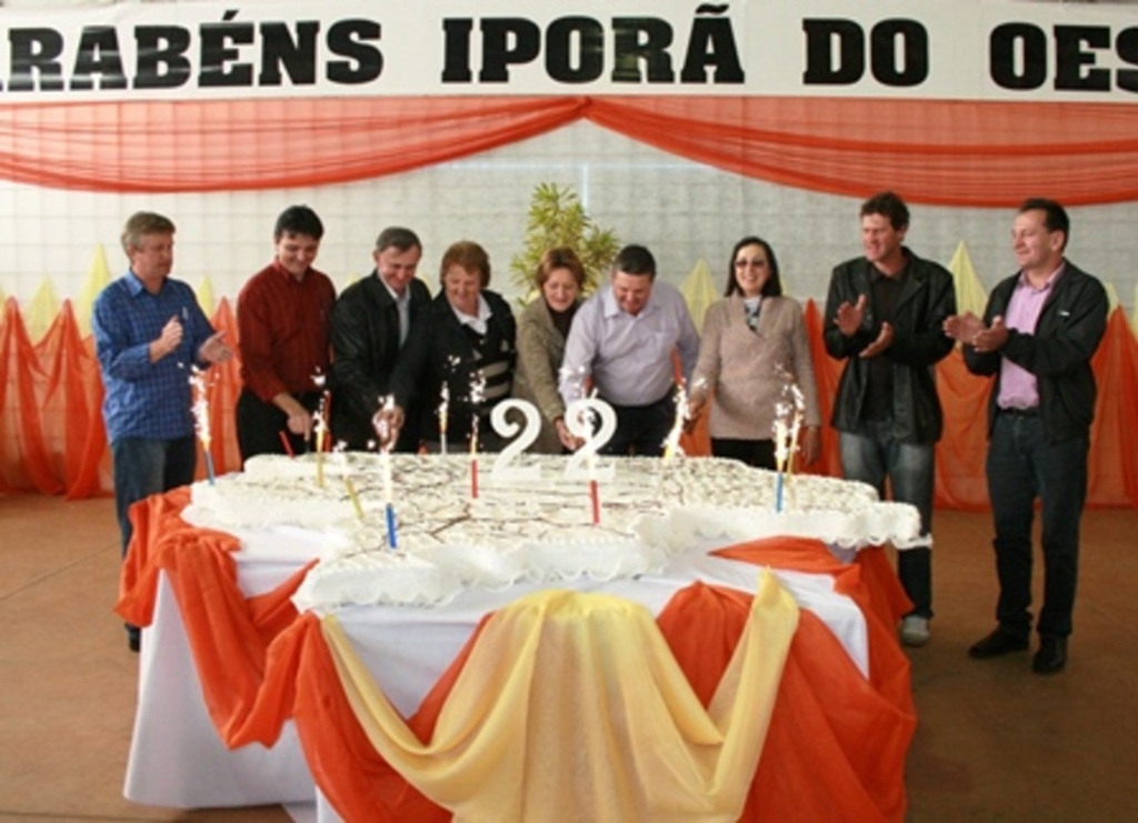 Arquivo - Corte do bolo é um ato tradicional no município. Na foto, evento de 2011