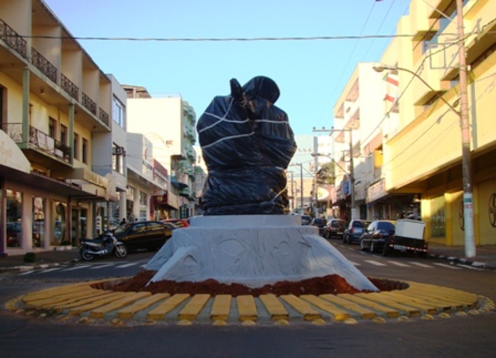 Folha do Oeste - Estátua que está encoberta simboliza um pioneiro