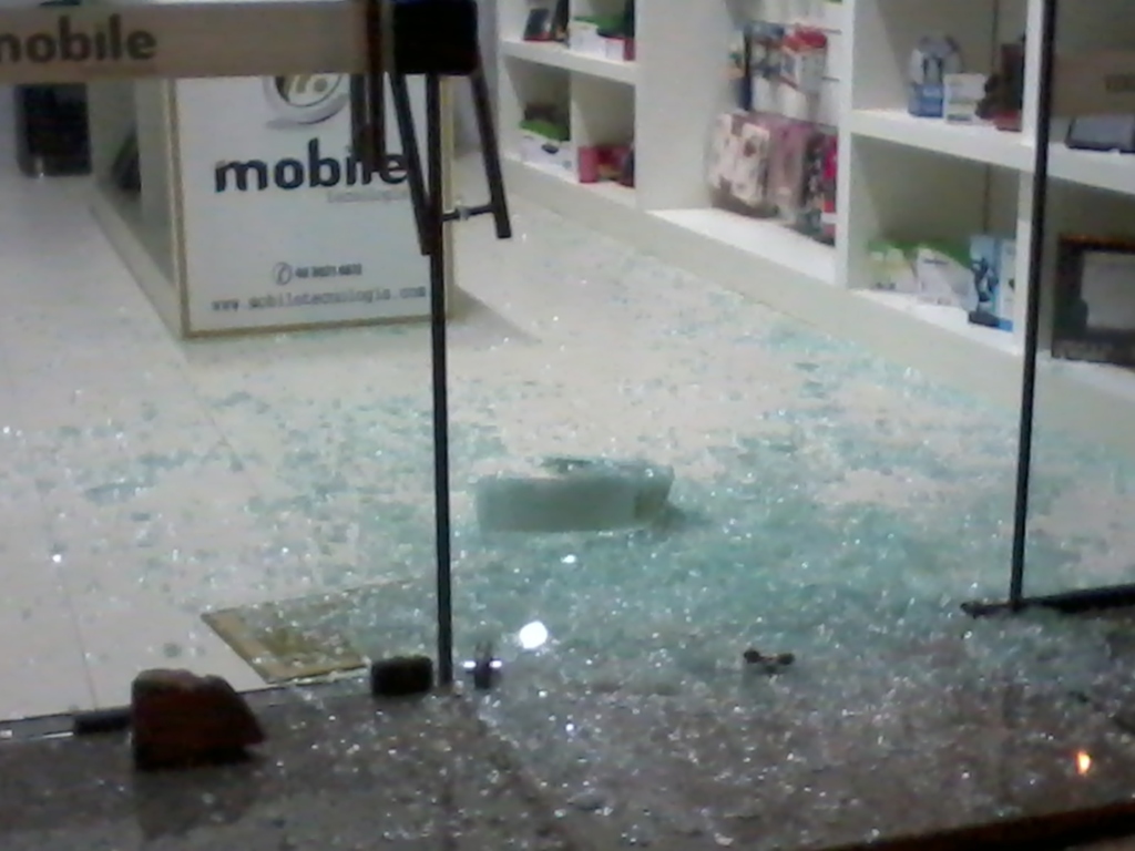 Folha do Oeste - Ação do meliante que fugiu levando um iPad foi rápida