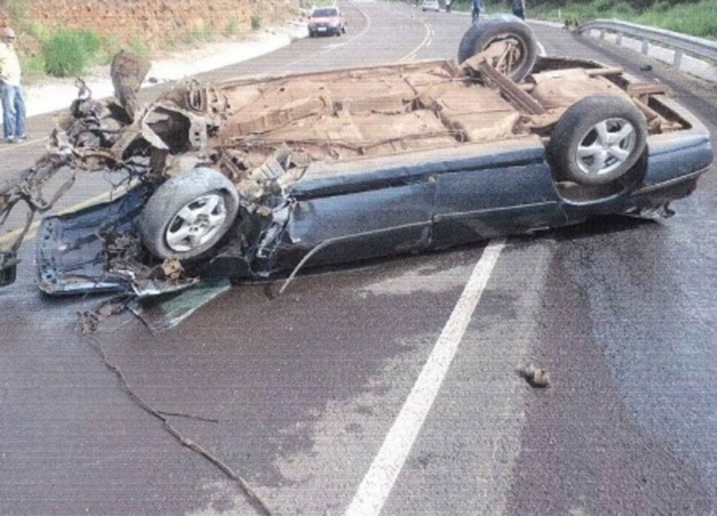 Divulgação - Motorista guiou o carro para colisão contra rochas à margem da BR-282