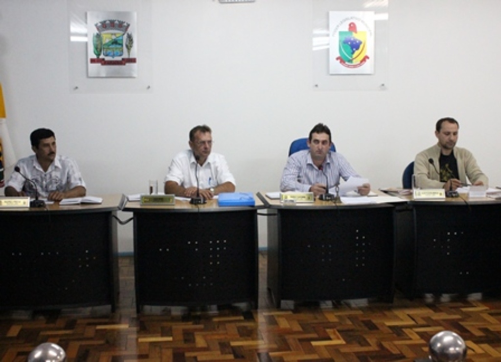 Folha do Oeste - Mesa diretora durante a condução dos trabalhos na votação de quarta-feira