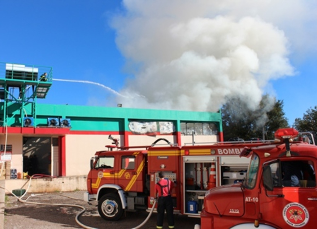 Folha do Oeste - Chamas consumiram parte do depósito do supermercado