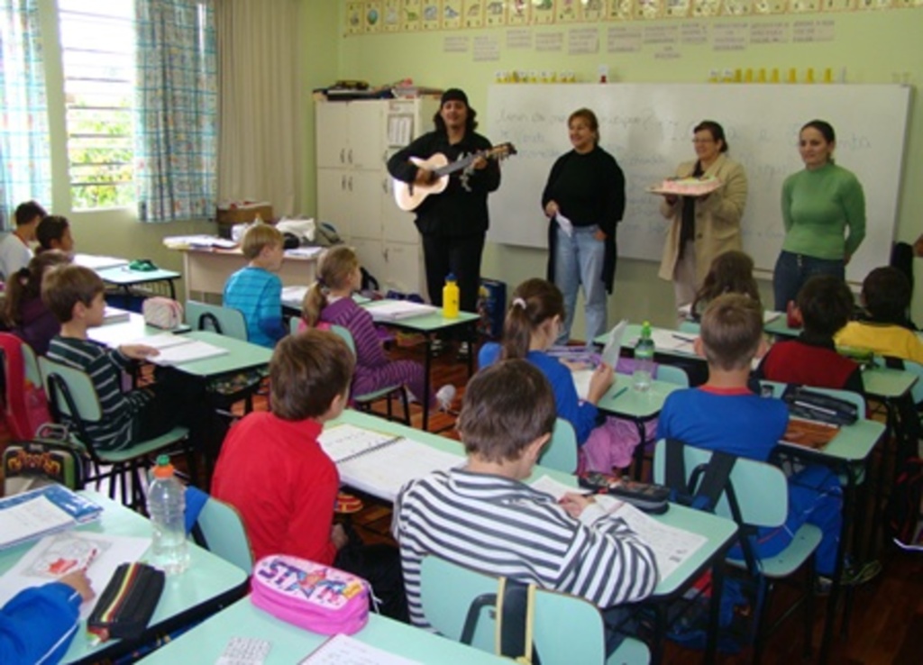 Folha do Oeste - Alunos descobriram o prazer de aprender por meio da música