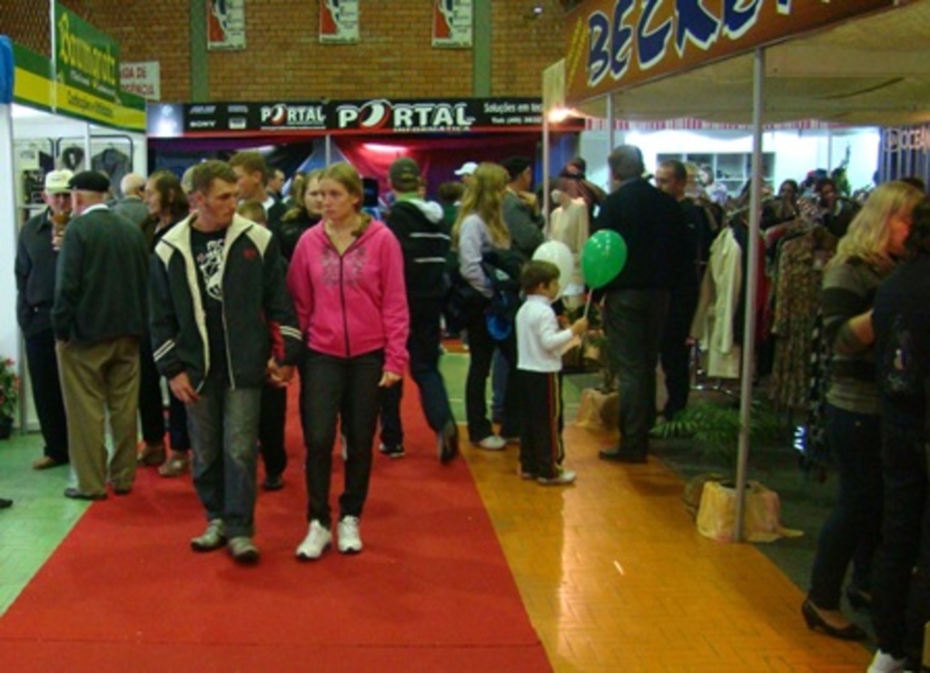 Folha do Oeste - Público compareceu à feira