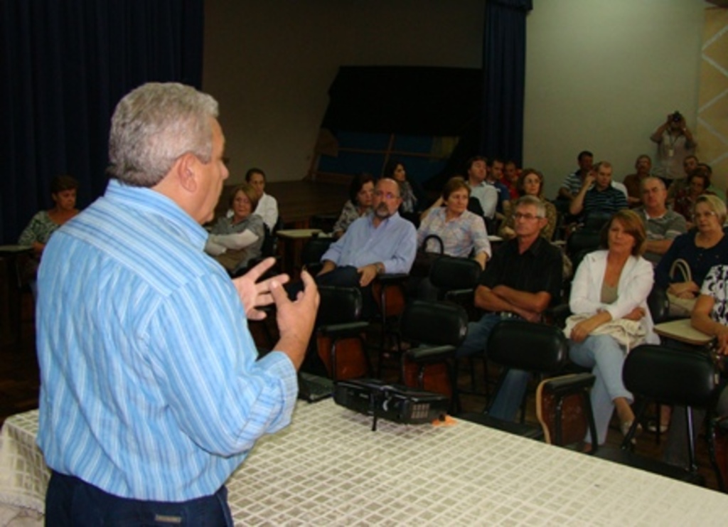 Folha do Oeste - Encontro reuniu servidores no auditório da E.E.B. São Miguel