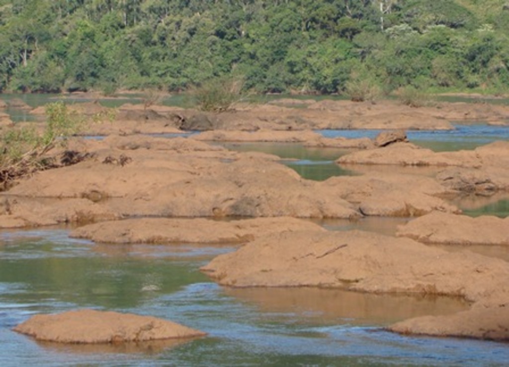 Folha do Oeste - Pedras que ficam no fundo do Rio Uruguai estão visíveis devido ao baixo nível das águas