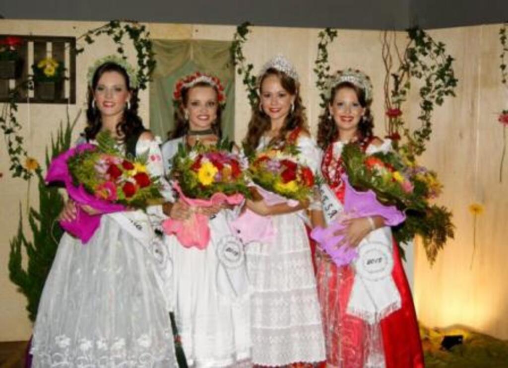 Divulgação - Senhorita sãojoestina Cristine Reinehr, primeira princesa Emanueli Schneiders, rainha Jenifer Andressa Franzen e segunda princesa Jaqueline Henn