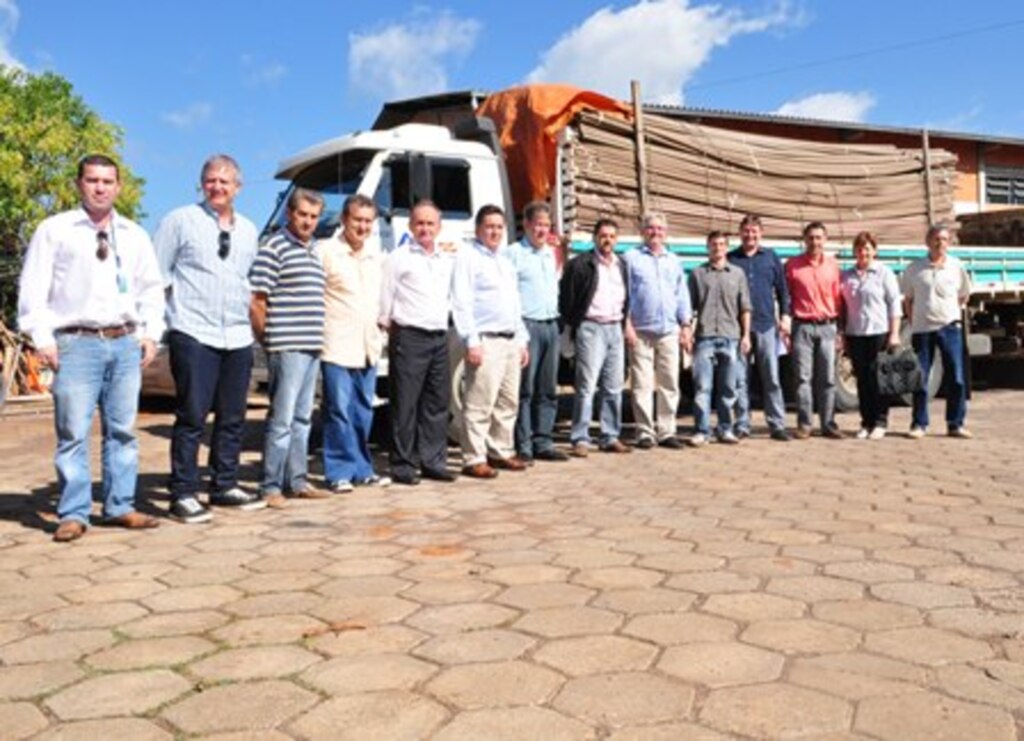 Divulgação - Várias lideranças acompanharam a distribuição dos materiais