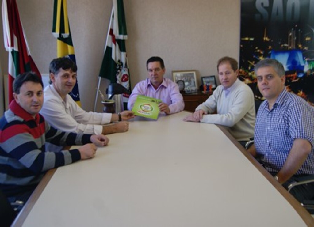 Divulgação - Durante a reunião, os representantes da Acismo 
entregaram o projeto ao prefeito Nelson Foss da Silva