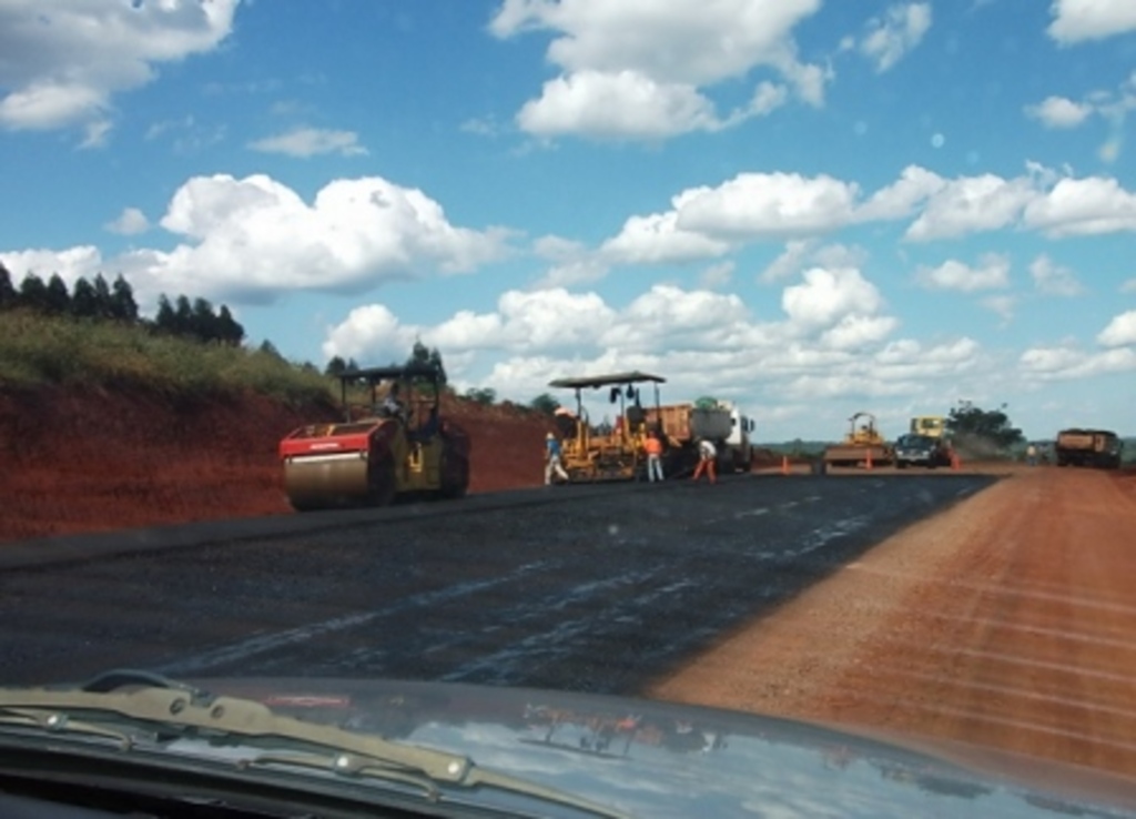 Divulgação - Empreiteiras trabalham intensamente no asfalto da Ruta 27