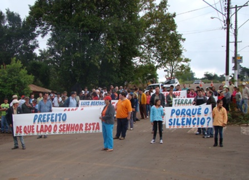 Folha do Oeste - Manifestação pacífica e ordeira terminou em frente a prefeitura de Bandeirante