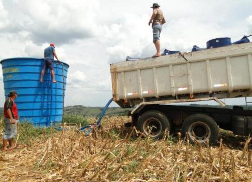 Divulgação - Caminhão abastece cisterna em área rural de Guaraciaba