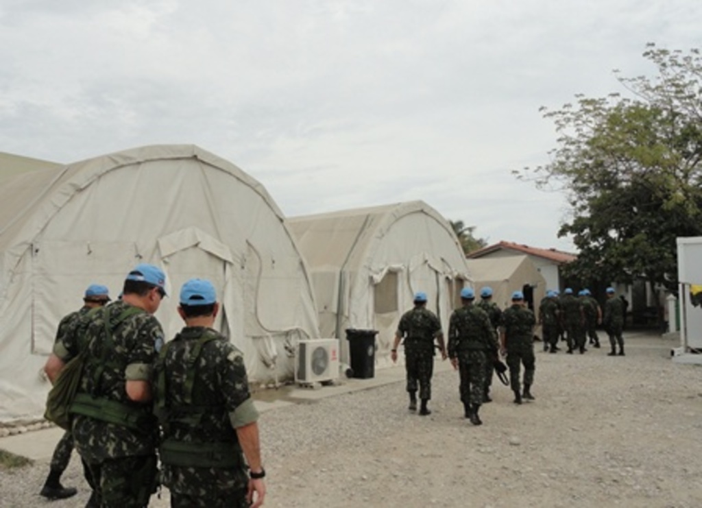 Divulgação - Militares ao lado dos alojamentos no Haiti