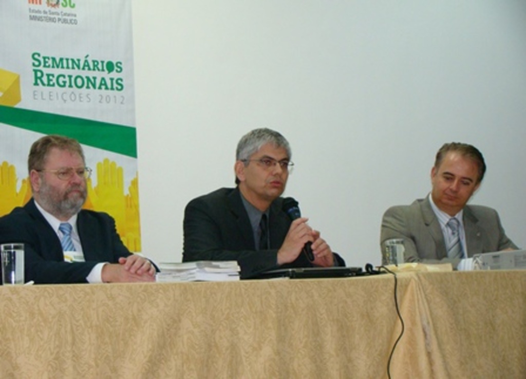 Folha do Oeste - Da esq/dir: Decomain, Davi e Bertuol conduziram o seminário ontem em São Miguel