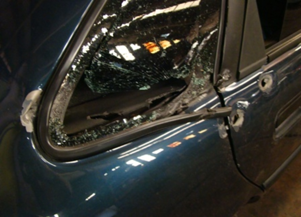 Folha do Oeste - Veículo usado na fuga ficou com marcas de bala