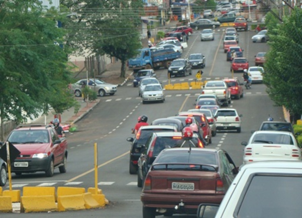 Arquivo/Folha do Oeste - Trânsito é intenso na cidade durante os finais de tarde