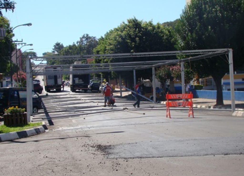 Folha do Oeste - Operários trabalhando nas estruturas metálicas