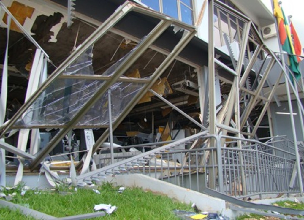 Folha do Oeste - Explosivos destruíram caixas eletrônicos e estrutura do banco