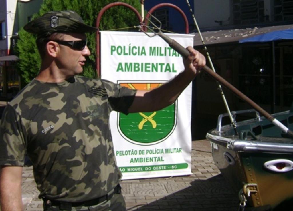 Folha do Oeste - Soldado da Polícia Militar Ambiental, Ademir Antônio Catto, mostra materiais apreendidos