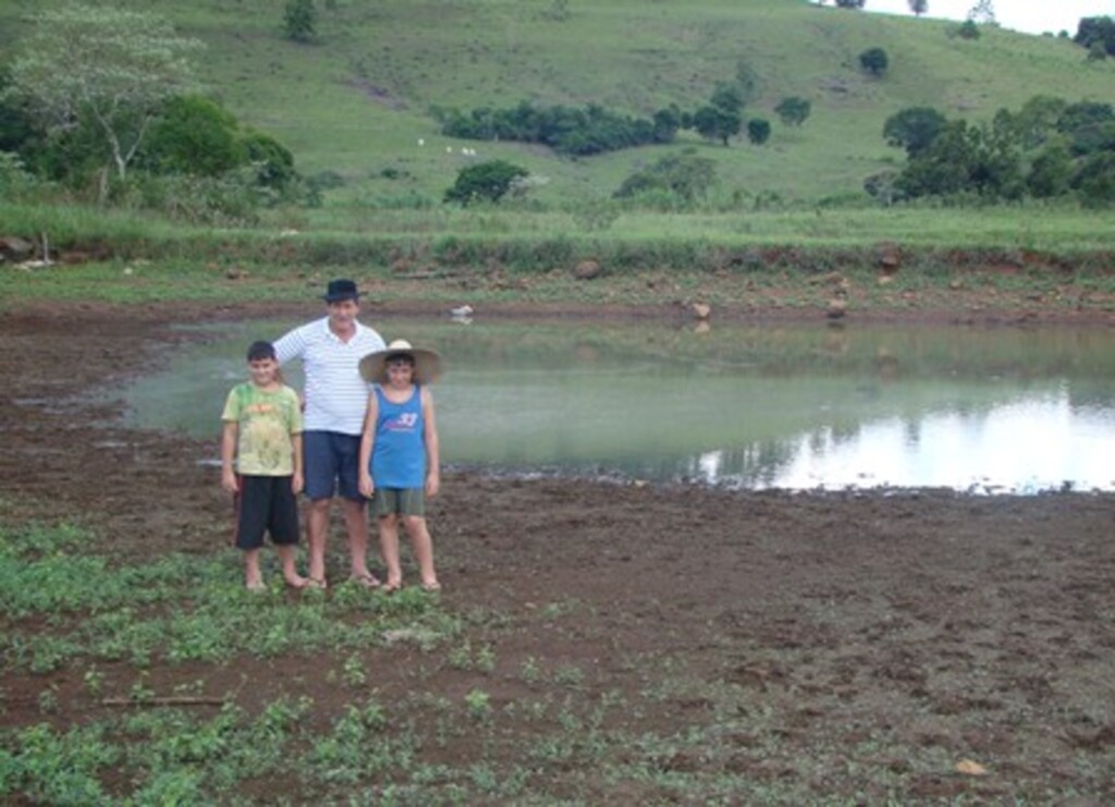 Folha do Oeste - Wolfart, ao lado dos netos, em um dos açudes que está praticamente seco na propriedade