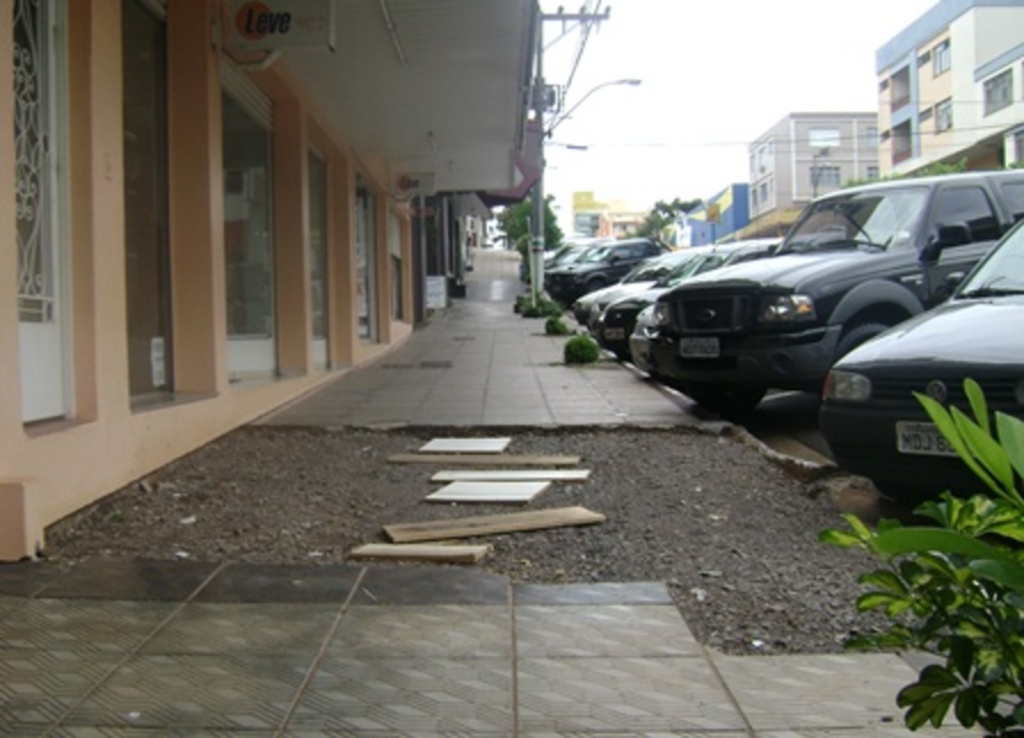 Folha do Oeste - Calçada em más condições na Rua Duque de Caxias