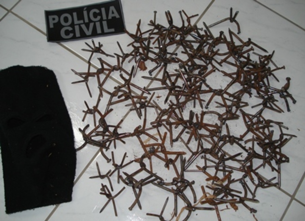 Polícia Civil - Materiais encontrados dentro do veículo