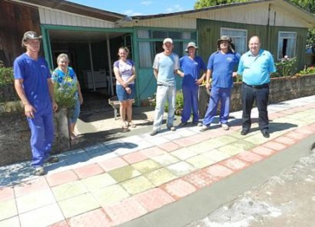 Divulgação - Prefeito Crestani (D). ao lado de moradores, destaca ações que estão 
transformando Palma Sola - uma delas é a construção de calçadas padronizadas