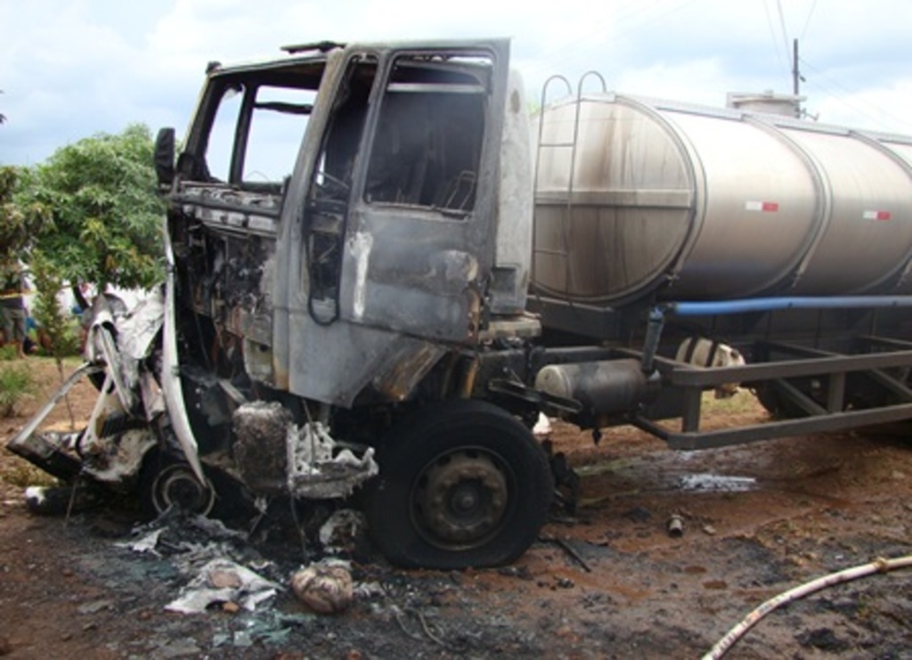 Folha do Oeste - Veículos pegaram fogo após colisão; motorista de Guaraciaba morreu no local