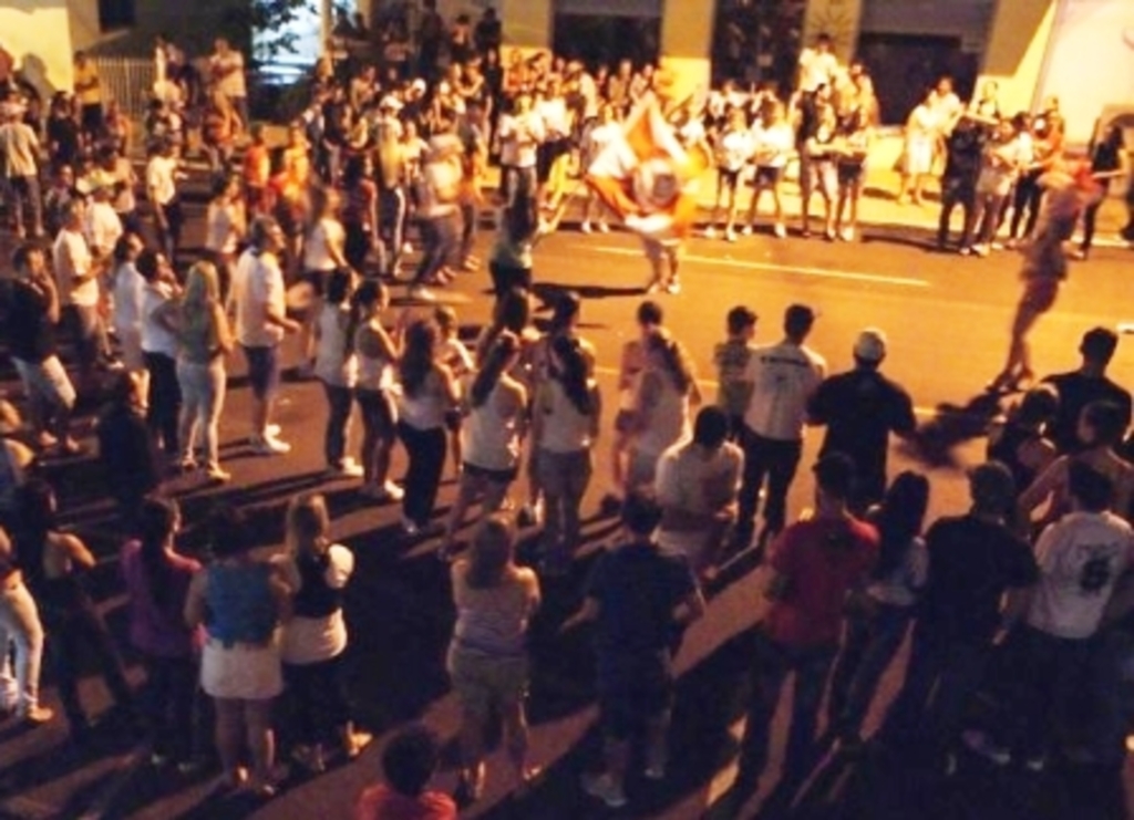 Arquivo/Folha do Oeste - Carnaval do ano passado reuniu centenas de pessoas 
em frente ao Centro Municipal de Saúde em Descanso