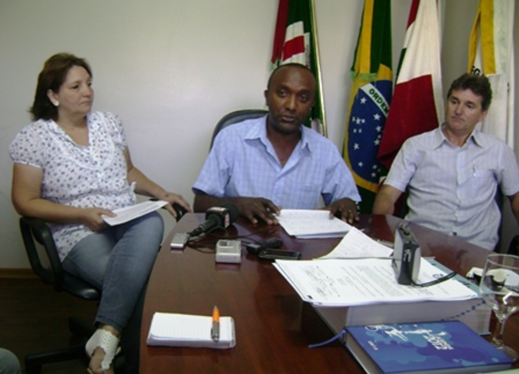 Divulgação - Ramos (centro) conduziu a coletiva com Airton Fávero 
e Dete Fabiani, ambos do vereadores do PMBD