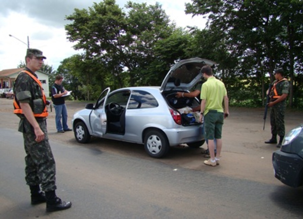 Folha do Oeste - Veículos de passeio também são mapeados e têm seus bagageiros vistoriados pela fiscalização