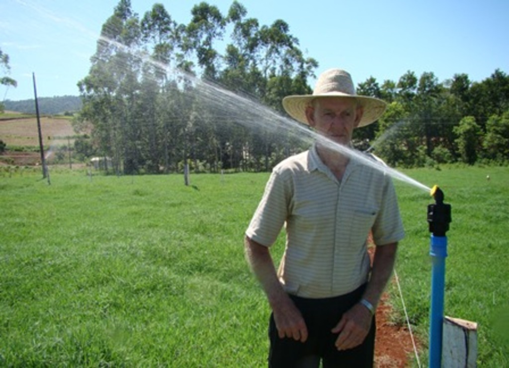 Folha do Oeste - Aspersores foram instalados em 5,3 hectares de pastagens
