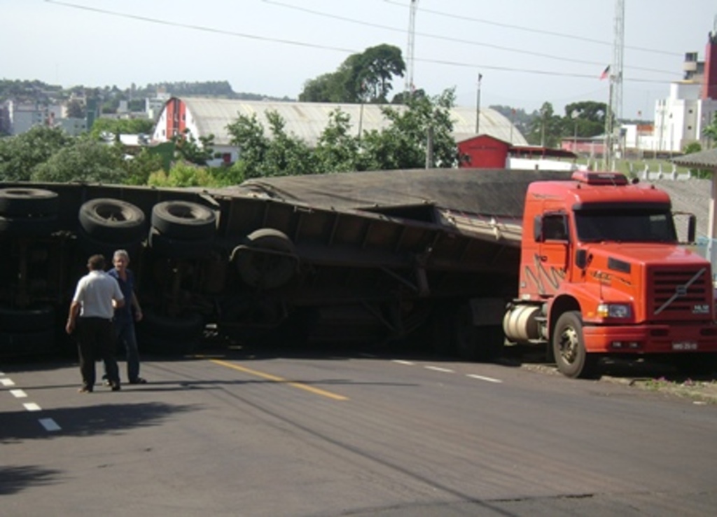 Folha do Oeste - Motorista errou entrada no trevo e acabou atravessando todo o centro de SMOeste antes de ombar na Rua Alberto Dalcanalle