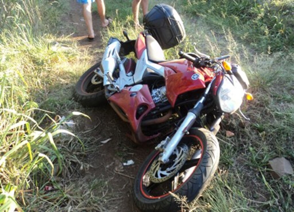 Folha do Oeste - Motociclista ultrapassava pelo acostamento quando colidiu no rodado traseiro do caminhão