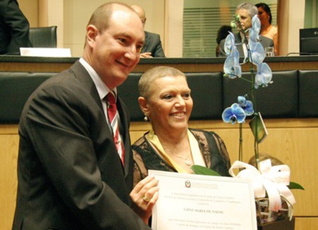 Divulgação - Laine foi agraciada pelo deputado Mauro de Nadal com a medalha ?Comenda do Legislativo?