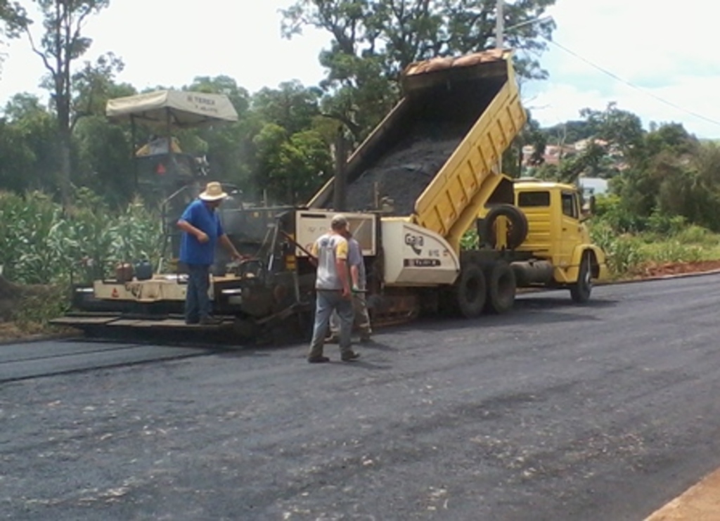 Folha do Oeste - Aproximadamente 14 mil m² de ruas vão ser asfaltadas.